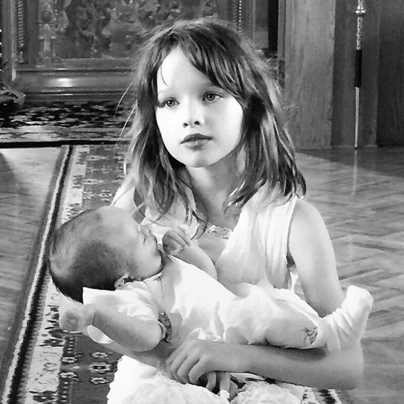 Ever Gabo sosteniendo en brazos a su hermanita Dashiel, a quien de cariño en ruso llaman `Dasha´.