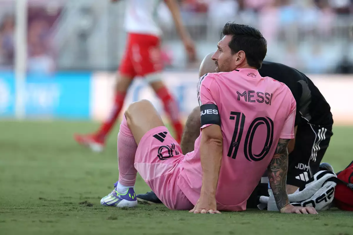 Messi sufre lesión muscular y será baja para los próximos partidos