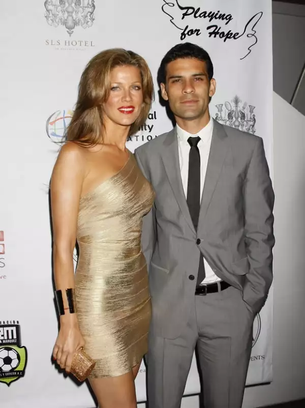Jaydy Michel y Rafa Márquez en la alfombra roja del evento.