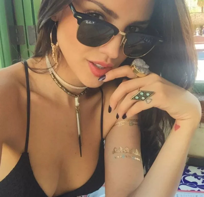 La actriz mexicana se encuentra en el festival de música más esperado del año y, como siempre, luce su increíble figura en outfits de envidia.