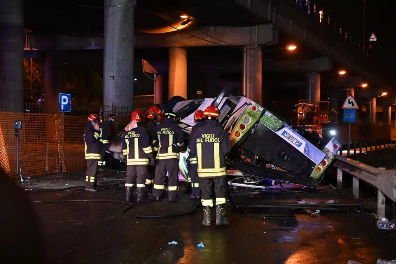 Los bomberos trabajan en el lugar de un accidente de autobús el 3 de octubre de 2023 en Mestre, cerca de Venecia. Al menos 20 personas murieron el martes cuando un autobús se cayó de un puente en la ciudad de Venecia, en el norte de Italia, dijo un portavoz del ayuntamiento a la AFP. El accidente causó "al menos 20 muertes, incluidos dos niños", dijo el portavoz. Los bomberos dijeron que el autobús se incendió después de salir de un puente que une los distritos de Mestre y Marghera.