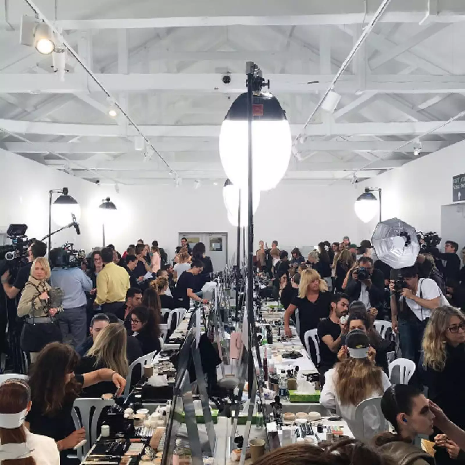 La locura empieza en el backstage de la pasarela de Dior.