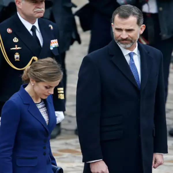 La visita del El rey Felipe de España y la reina Letizia a París fue suspendida. Se estima que entre las víctimas hay españoles. 