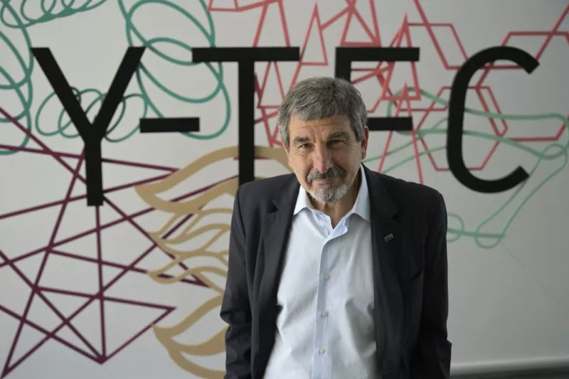 El científico argentino Roberto Salvarezza, presidente de las filiales YPF-Litio e YPF-Tec, posa para un retrato luego de una entrevista con AFP en Berisso, provincia de Buenos Aires.