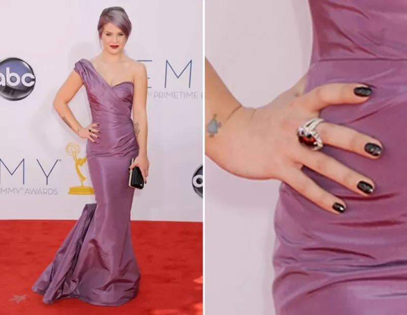 La cantante y conductora se dirigió a sus fanáticos a través de Twitter para aclarar quién pago por el esmalte de 250 mil dólares que usó para los Emmy.