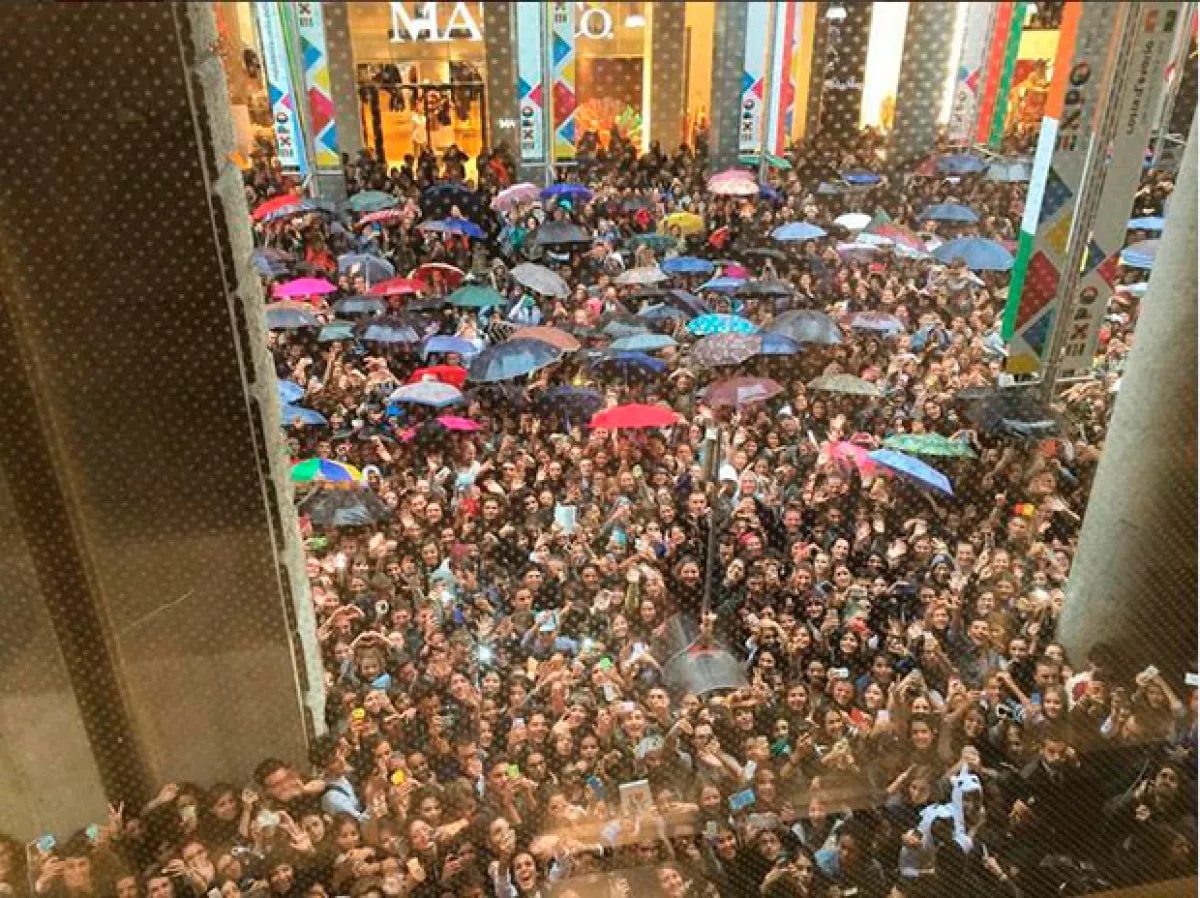 Cara compartió esta imagen de la gran convocatoria que tuvieron en Milán.