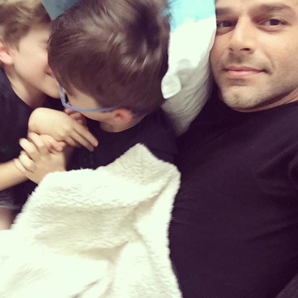 Ricky Martin es un padre entregado, pues desde que anunció que se convertiría en padre, ha sido inseparable de sus dos pequeños, a quienes recibió en 2010.