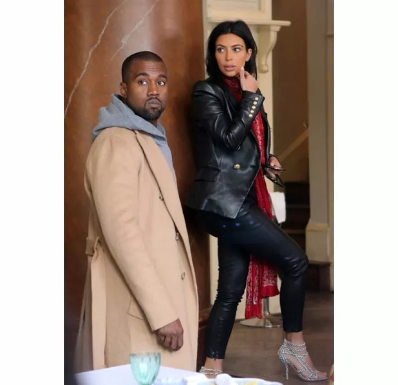 Los recién casados están en la capital de la República Checa para asistir a la boda del estilista de Kanye. Aprovecharon su estancia con una cena romántica en el centro de la ciudad.