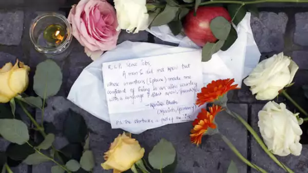 “Un hombre que no conocí pero cuyos inventos (iPhone) me dieron confianza de vivir en un país extranjero, con un idioma que no conocía. Gracias” dice un mensaje desde Munich.