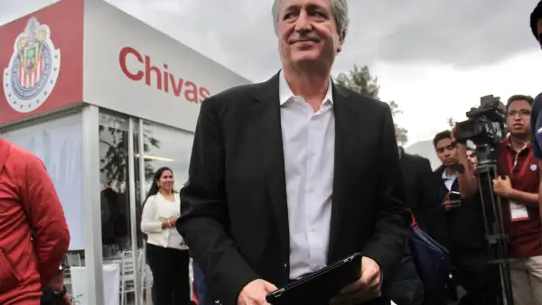 Jorge Vergara, empresario, fundador de Grupo Omnilife y propietario de Chivas, falleció el 15 de noviembre de 2019 a los 64 años. Durante su etapa al frente del club también impulsó la expansión de la marca rojiblanca hacia Estados Unidos con Chivas USA, proyecto que participó en la MLS. En la imagen, Vergara durante una reunión con medios de comunicación en 2013