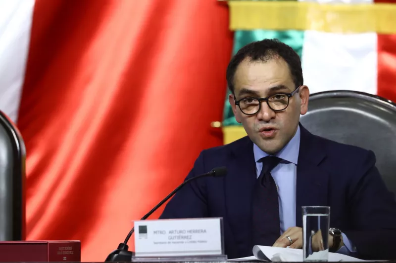 El secretario de Hacienda Arturo Herrera entregó a Dulce María Sauri, presidenta de la mesa directiva de la Cámara de Diputados, el Paquete Económico para el Ejercicio Fiscal 2021.