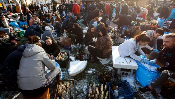 Residentes locales preparan bombas molotov para defender su ciudad de la invasión de Rusia, en Kiev, Ucrania.