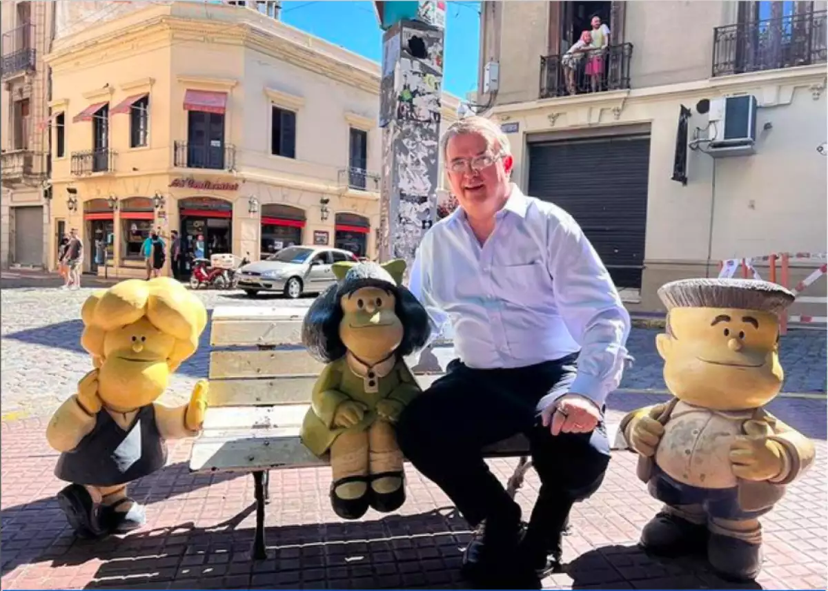 Marcelo Ebrard y Mafalda