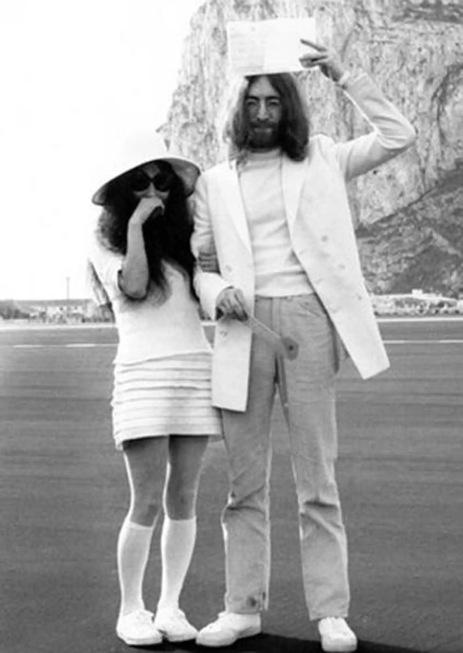 Como fue de esperarse Yoko Ono y John Lennon rompieron con lo convencional y optaron por un look muy sesentero para su boda en marzo de 1969.