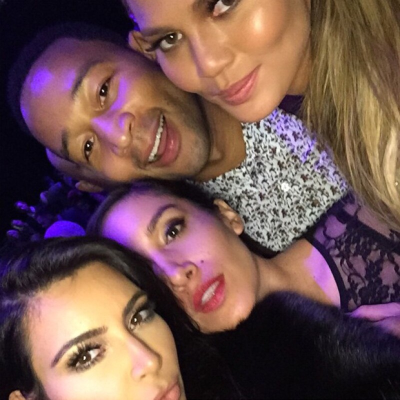 Mientras Kanye estaba en el escenario, Kim se divirtió con John Legend y la modelo Chrissy Taigen, muy amigos suyos.