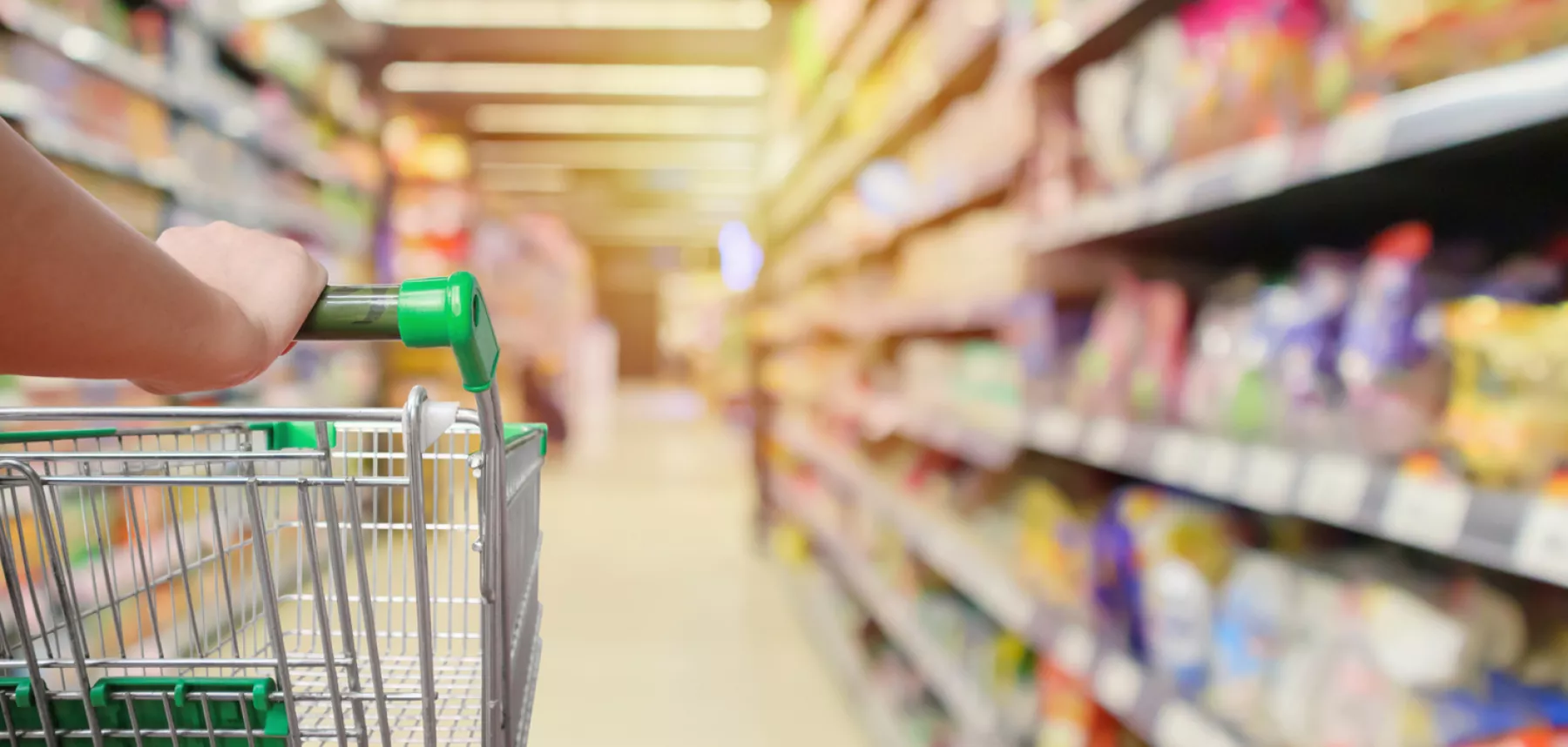 Llena carrito de compras, carrito de supermercado lleno de comida