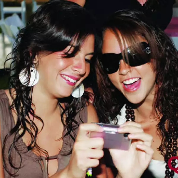 Fernanda Arozamena, Mónica Fernández