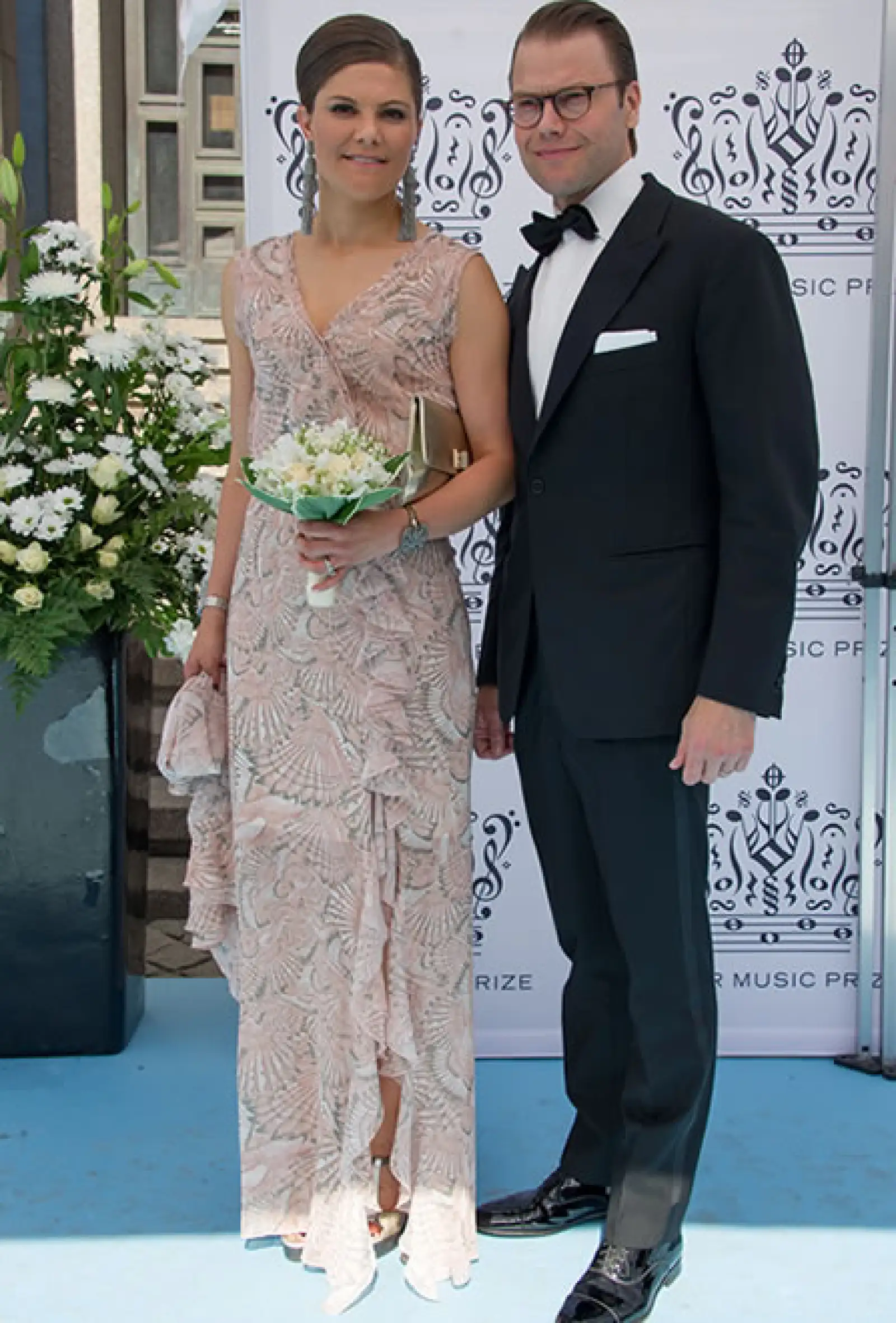 La princesa heredera atendió los Polar Music Prize en Estocolmo. Llevó un vestido de estampado de abanicos de House of Dagmar con unos aretes de Oscar de la Renta. Para darle el toque perfecto, llevó una clutch de Anya Hindmarch y tacones de Saint Laurent.