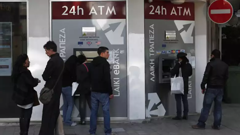 A diferencia de otros rescates, el pacto de ayuda a Chipre pasa parte de la ayuda a los ahorradores, lo que generó que varias personas buscan retirar su dinero de los bancos.
