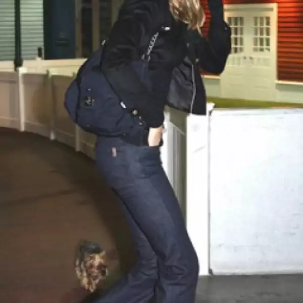Con todo y perro. La modelo brasileña Gisele Bündchen sale de su casa para ir al estudio Chelsea Piers, en Nueva York.