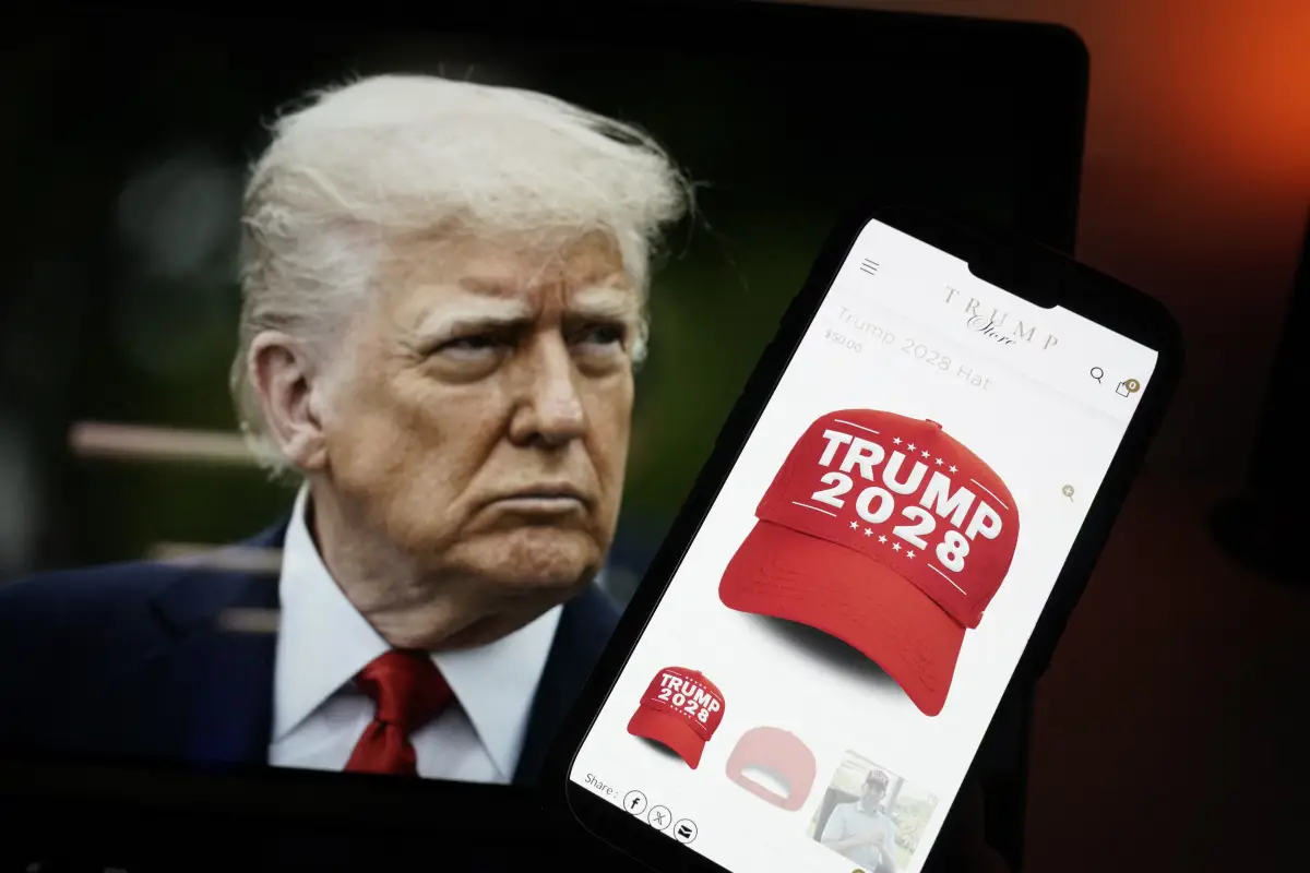Esta ilustración fotográfica, tomada el 24 de abril de 2025, en Washington, DC, muestra una imagen del presidente de Estados Unidos, Donald Trump, junto a un teléfono inteligente que muestra una gorra roja «Trump 2028» en el sitio web de Trump Store. 