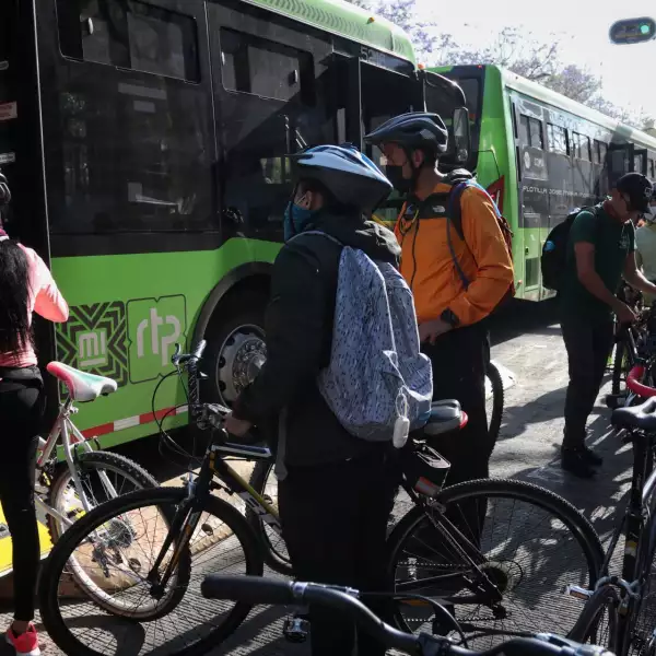 Ciclistas toman RTP para ir a paseo dominical por el AIFA