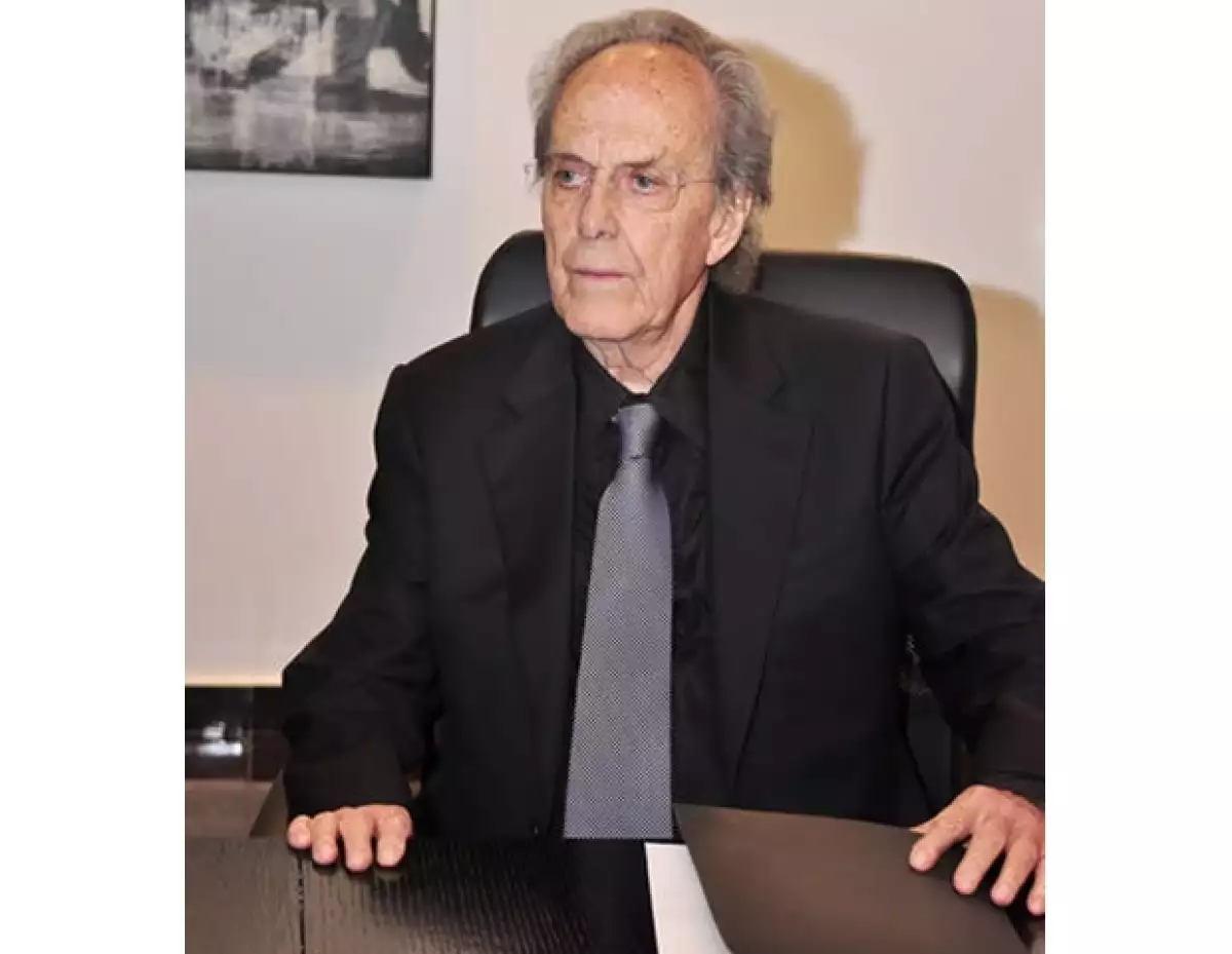 Teodoro González de León.