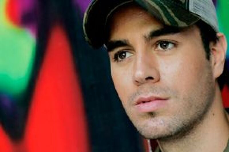 El cantante español reconoció que con dos de las personas más queridas en su vida, su padre Julio, y su novia Ana Kournikova mantiene relaciones atípicas.