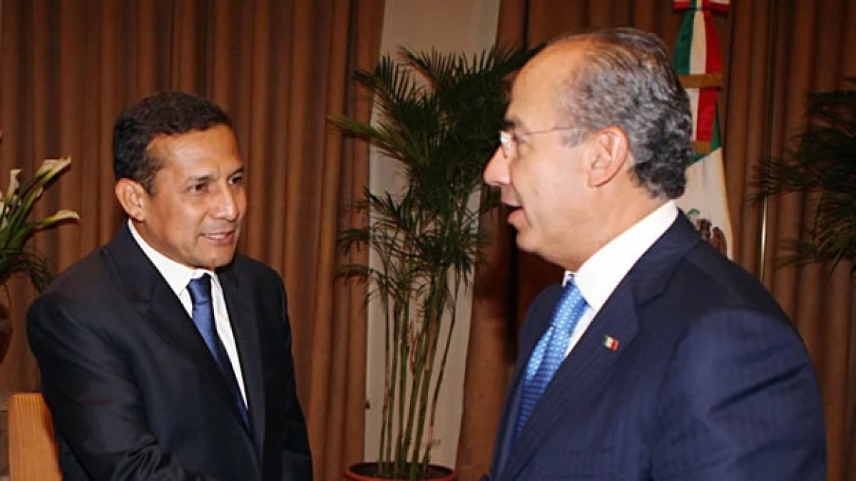 Felipe Calderón y Ollanta Humala estrechan manos