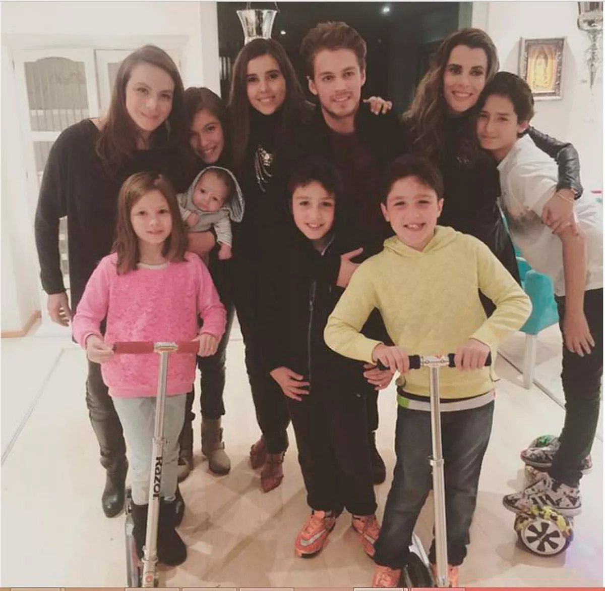 Parte del elenco de la exitosa telenovela se reunió para conocer al encantador León, nuevo "miembro" de su familia.