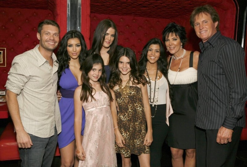 Todo el clan Kardashian-Jenner, con el productor del reality show Ryan Seacrets