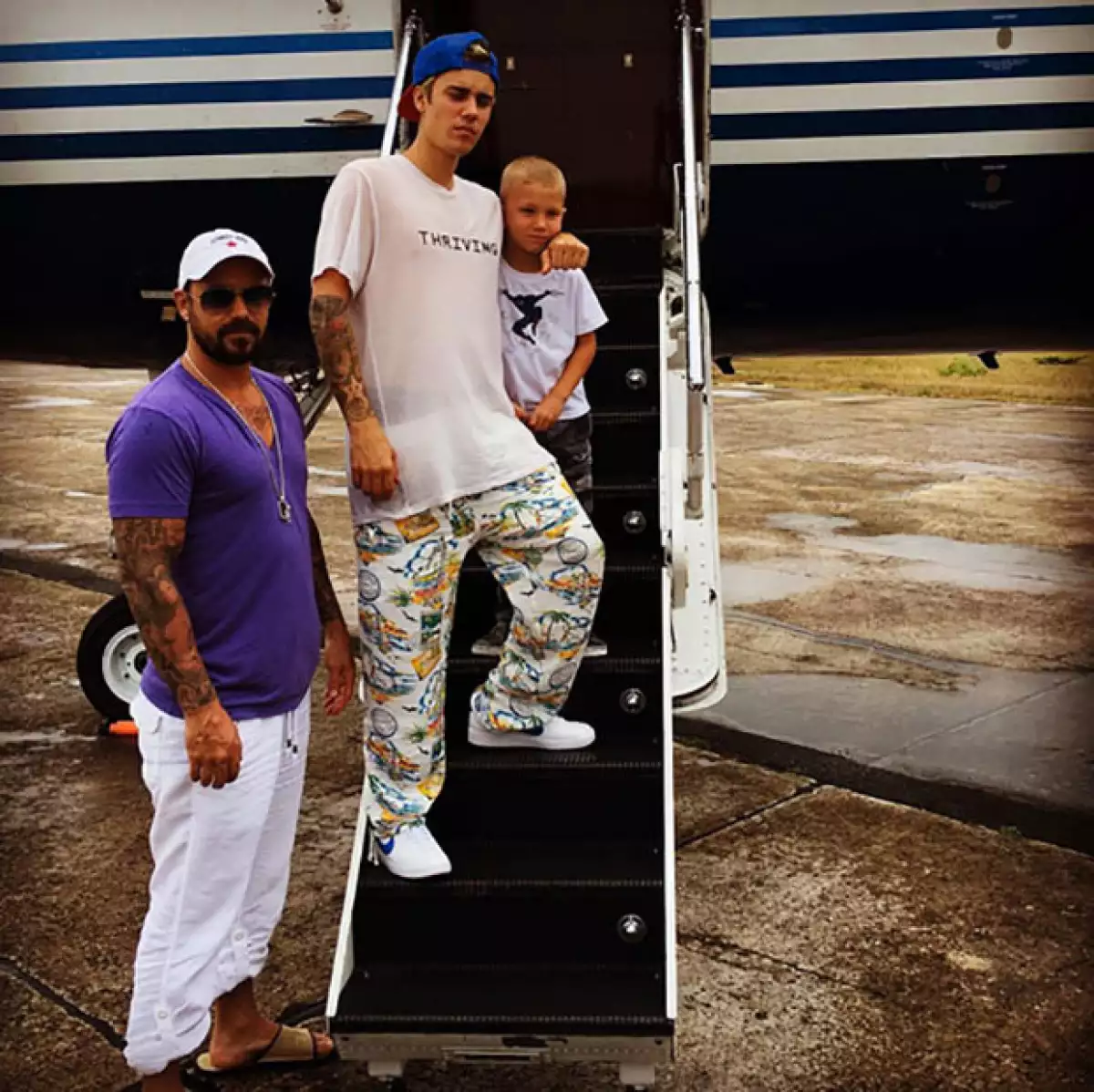 Justin con su papá y su hermano Jaxon.