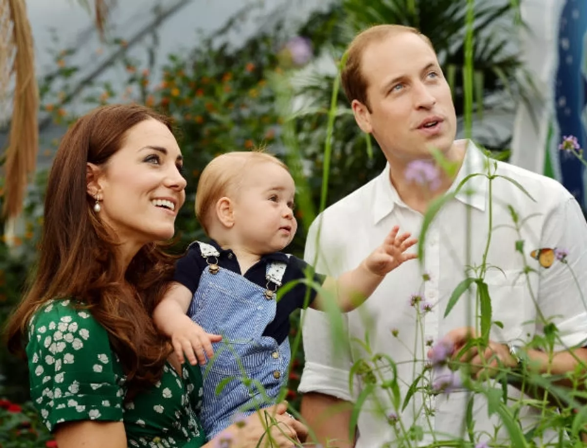 La foto oficial del cumpleaños del príncipe George con sus papás, los Duques de Cambridge.