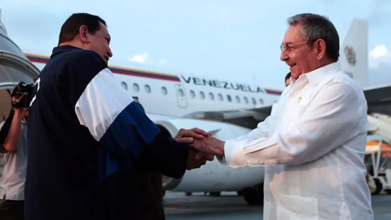 Hugo Chavez se despide de Raúl Castro
