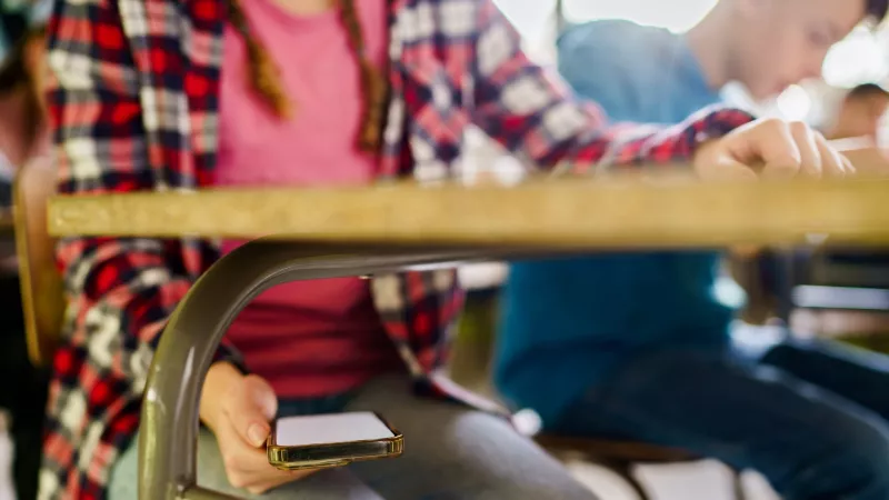 Prohibir celulares en escuelas provocó dos claros beneficios en los estudiantes de Países Bajos