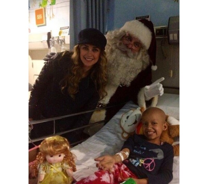 Aracely y Santa Claus con esta pequeña que día a día lucha por su recuperación en el hospital.