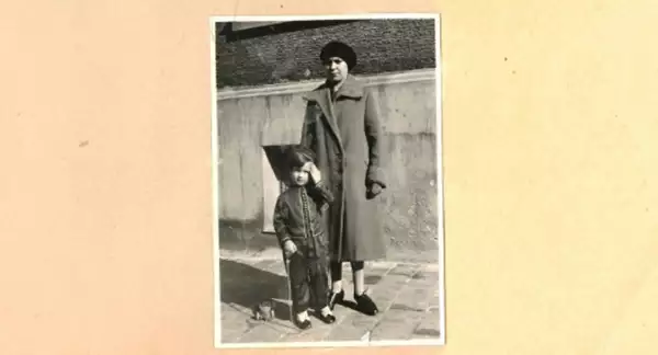 Niño y niñera en la callle.