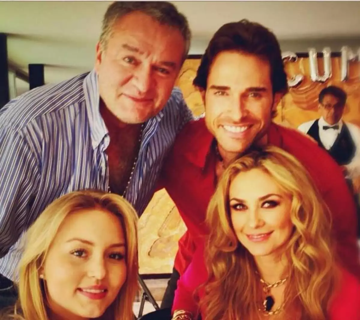 El actor celebró cumplir 38 años a lado de su pareja, sus hijos y amigos entre los que destacaron Angelique Boyer, El "Gúero" Castro, Elizabeth Álvarez y Jorge Salinas.