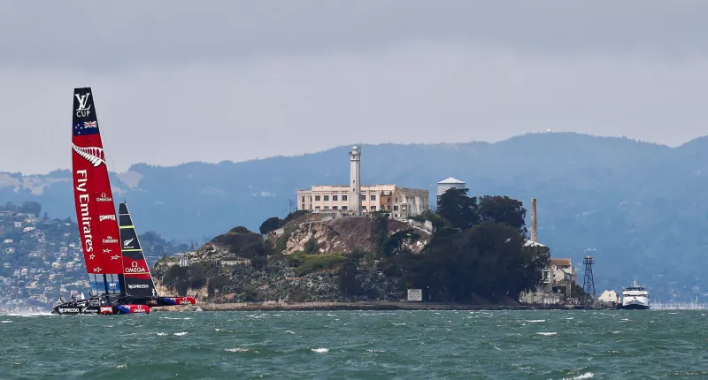L'équipe Emirates New Zealand navigue près de l'île d'Alcatraz alors qu'elle se prépare pour la quatrième course de la course de yachts de la série des challengers de la Louis Vuitton Cup contre le Luna Rossa Challenge à San Francisco, en Californie, le 19 août 2013.