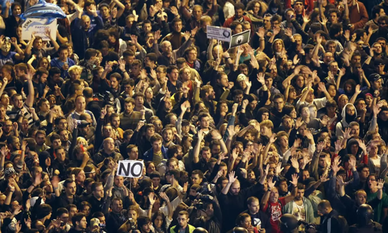 Miles de personas se reunieron en la Plaza de Neptuno para hacer una cadena humana.