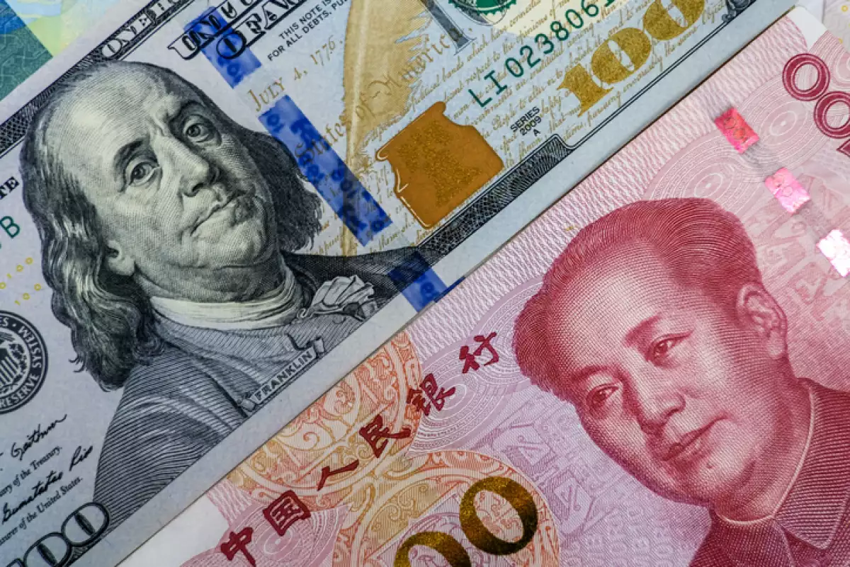 billetes de dolar y yuan