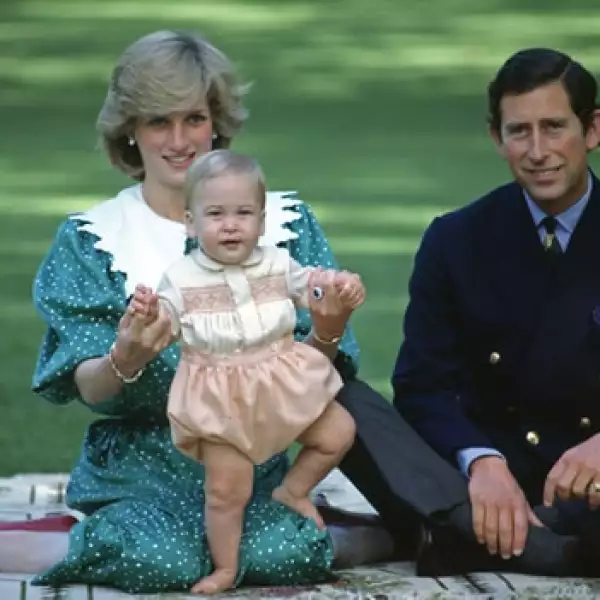 princesa diana y principe carlos con el principe guillermo
