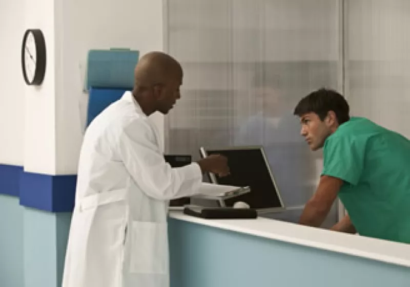 Se estima que hacen falta 60,000 médicos generales en EU para cubrir la demanda de estos servicios. (Foto: Jupiter Images)