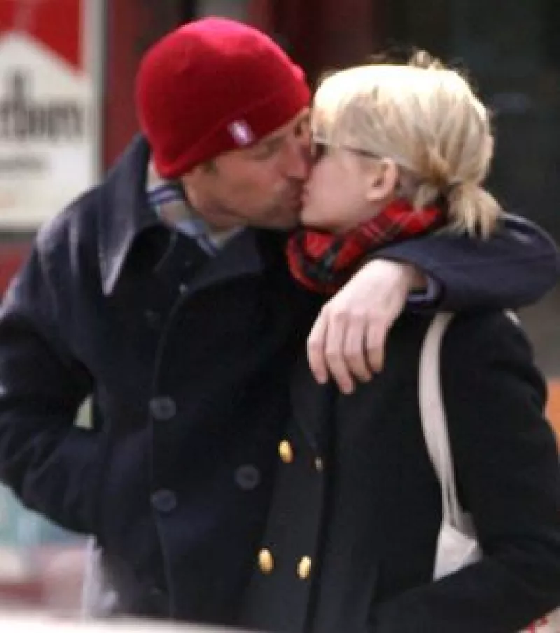 Parece que la ex novia del fallecido Heath Ledger ha vuelto a enamorarse y a recuperar la sonrisa al lado del director Spike Jonze, con quien se le vio muy cariñosa paseando en Nueva York.