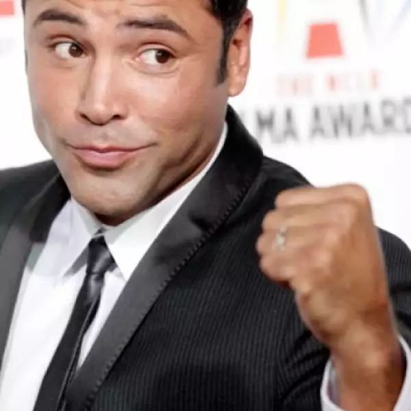Oscar de la Hoya fue reconocido por su contribución a la transmisión televisiva deportiva en un trofeo que le entregó Edward James Olmos.