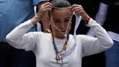 La líder opositora venezolana, María Corina Machado, sostiene un rosario durante una marcha en medio de las disputadas elecciones presidenciales, en Caracas, Venezuela, el 17 de agosto de 2024.