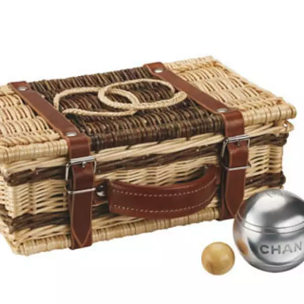 Uno de los juegos típicos franceses en la petanca por lo que Chanel no podía desaprovechar y hacer un kit de este.
