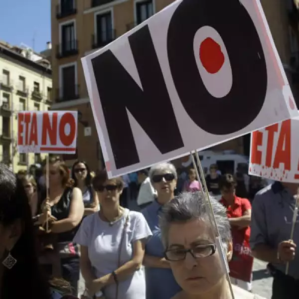 Dos guardias civiles fueron asesinados el jueves durante el último atentado atribuido por el Gobierno de España a la banda separatista vasca ETA, en Mallorca. El viernes se condenó este atentado con marchas de silencio. Los eventos coinciden con el 50 ani