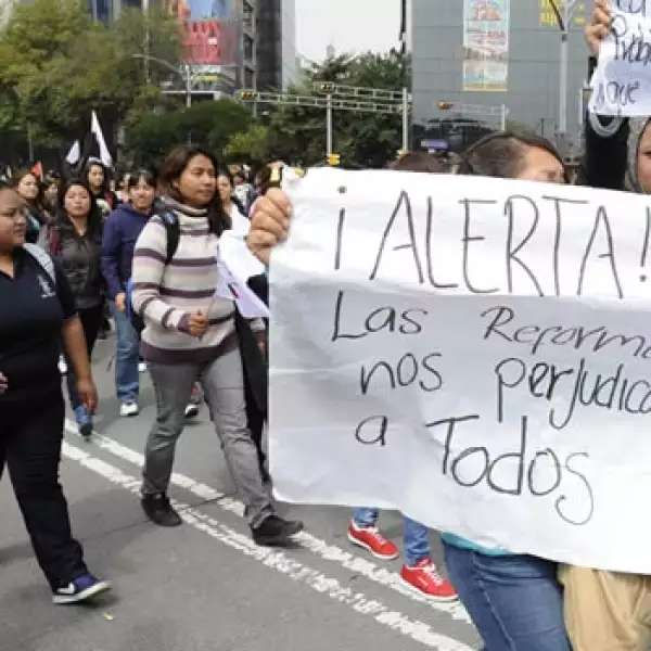 La CNTE marcha a Tlatelolco con estudiantes