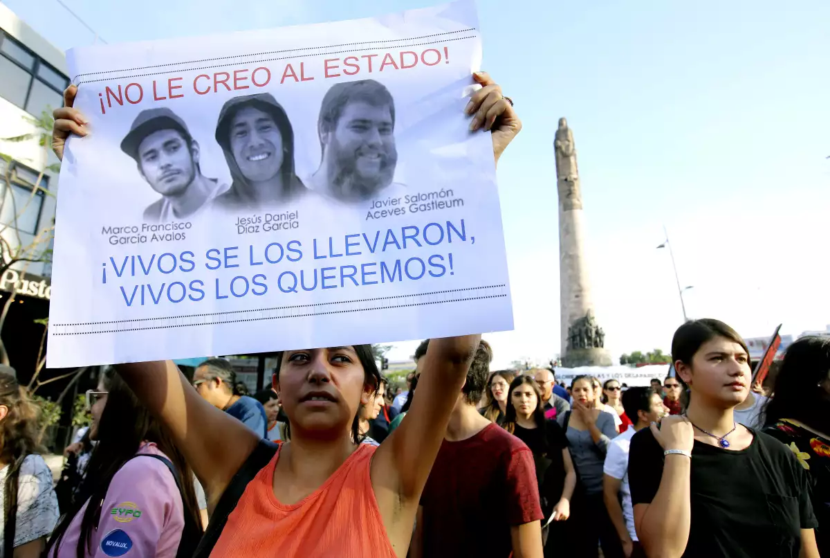 El gobernador de Jalisco promete castigo por el asesinato de tres estudiantes